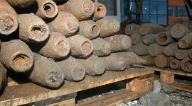 Foto av gammel rusten ammunisjon