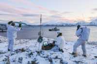 Soldater jobber med drone i vinterlandskap i Nord-Norge