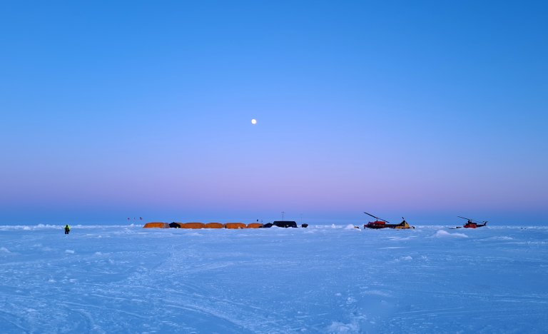 Queenfish-leiren i Beauforthavet lå på høyde med det sørlige Svalbard. FFIs ekspedisjon fant sted ved vårjevndøgn, med godt dagslys og egenartet skumring.