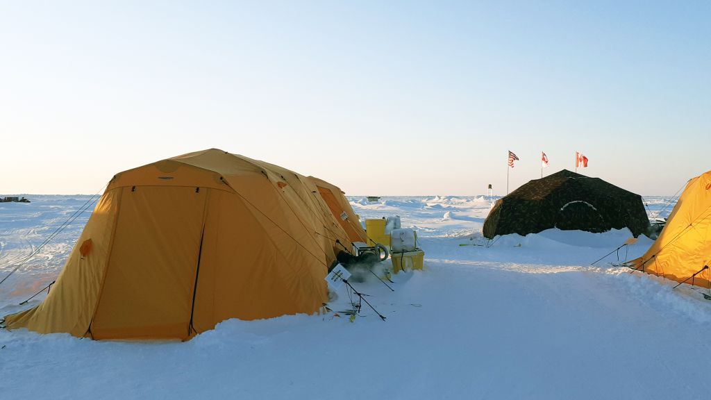 Flaggene til USA, Canada og Storbritannia viste hvem som hadde hovedansvar for ICEX. Japan og Norge deltok med forskere.