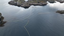 Dronebilde av anlegget der forskere har forsøkt å måle hørselen til vågehval. Holmer, skjør og gule flytebøyer synes.