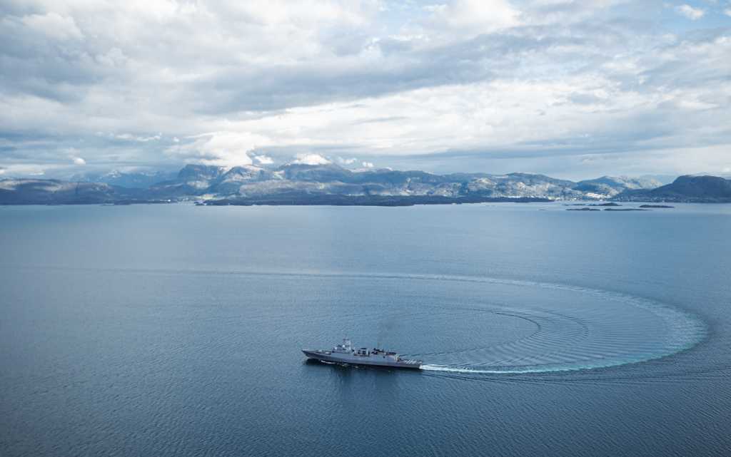 Oversiktsbilde av fregatt utenfor Bergen