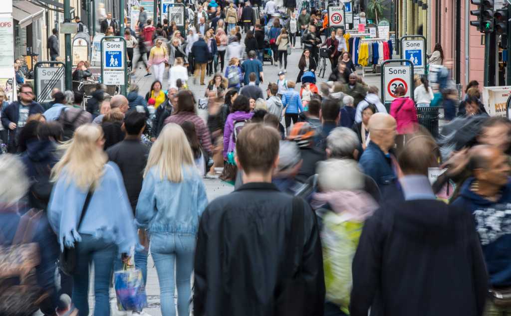 Oslo 20180621.
Mange folk som går på Karl Johan.
Foto: Vidar Ruud / NTB scanpix