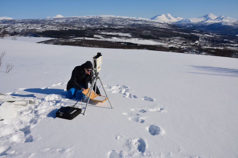 Snøflater reflekterer mye lys, men de spektrale egenskapene bestemmes også av typen snø. I Bardufoss målte forskerne på tørr, finkornet, grovkornet og fuktig snø.