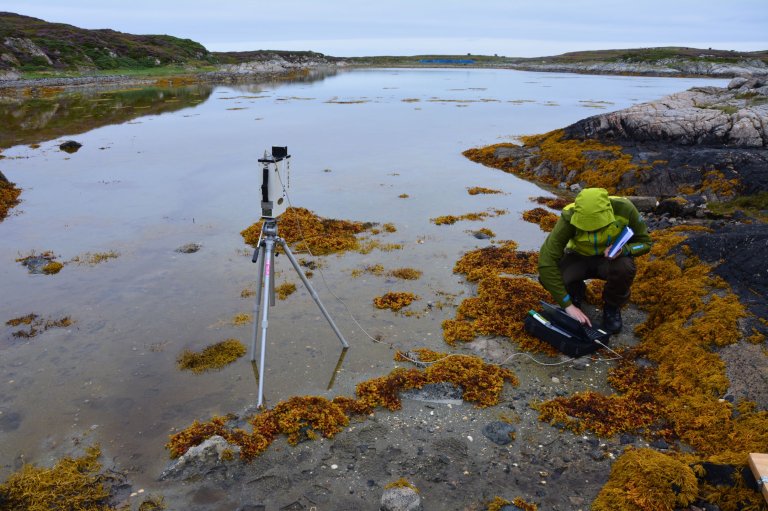 Hvilken visuell signatur har trøndelagskysten? Forskerne har målt hvordan sollyset reflekteres tilbake fra et stort utvalg norske kystlandskap. Vegetasjon, fjell, sand, tang og tare er med på å bestemme hvordan kamuflasjemateriell bør se ut. Måleinstrumentet kalles et feltspektrometer.