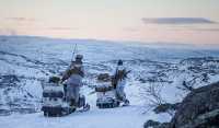 soldater på snøscootere i vinterlandskap