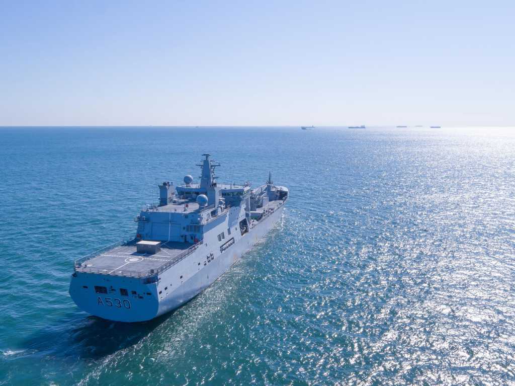 KNM Maud på åpent hav. Flere andre fartøyer sees i horisonten.