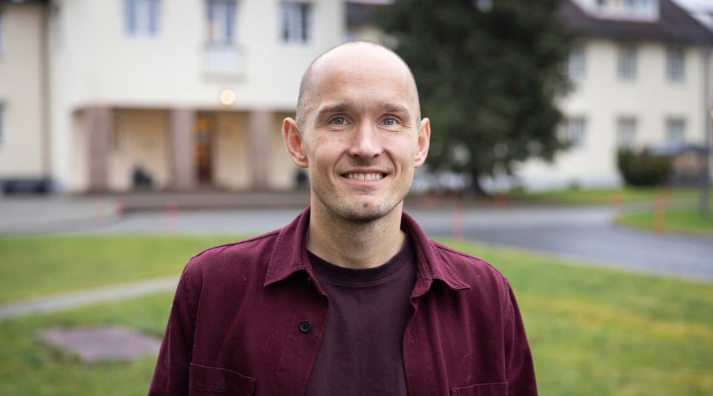 Nærbilde av Olger Breivik i burgunder skjorte.