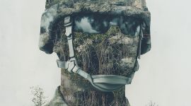 Illustrasjon generert av kunstig intelligens. Viser soldat bygget av kvister, bladet, skyer og høye bygninger.