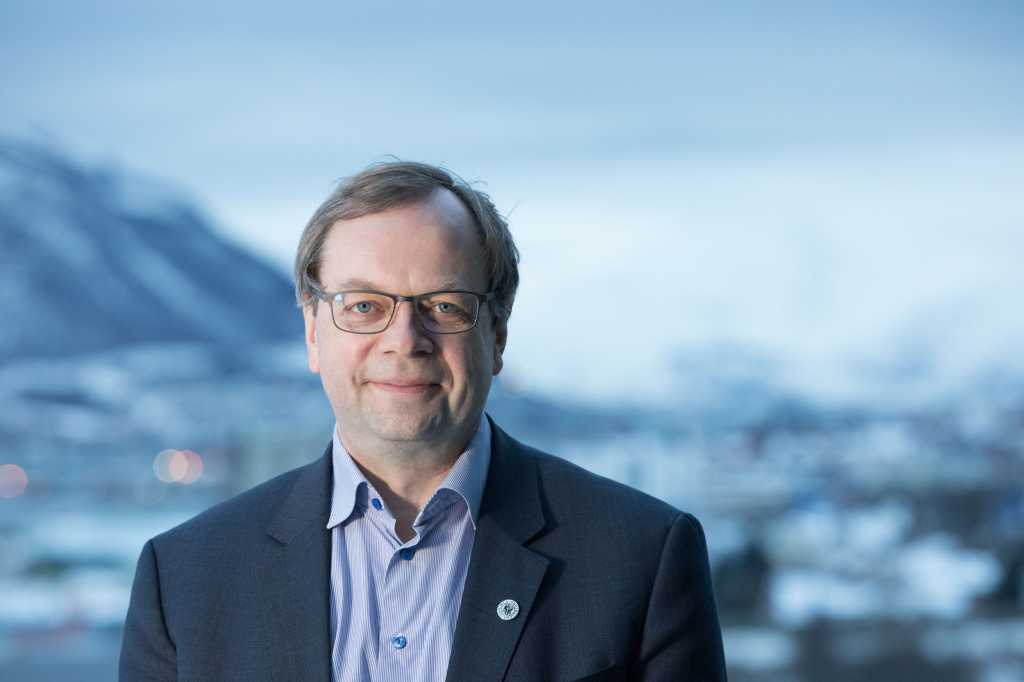 Portrettfoto, utendørs, mann i dress