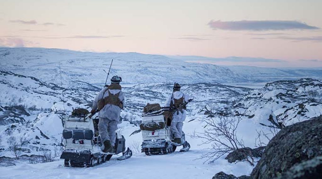 soldater på snøscootere i vinterlandskap