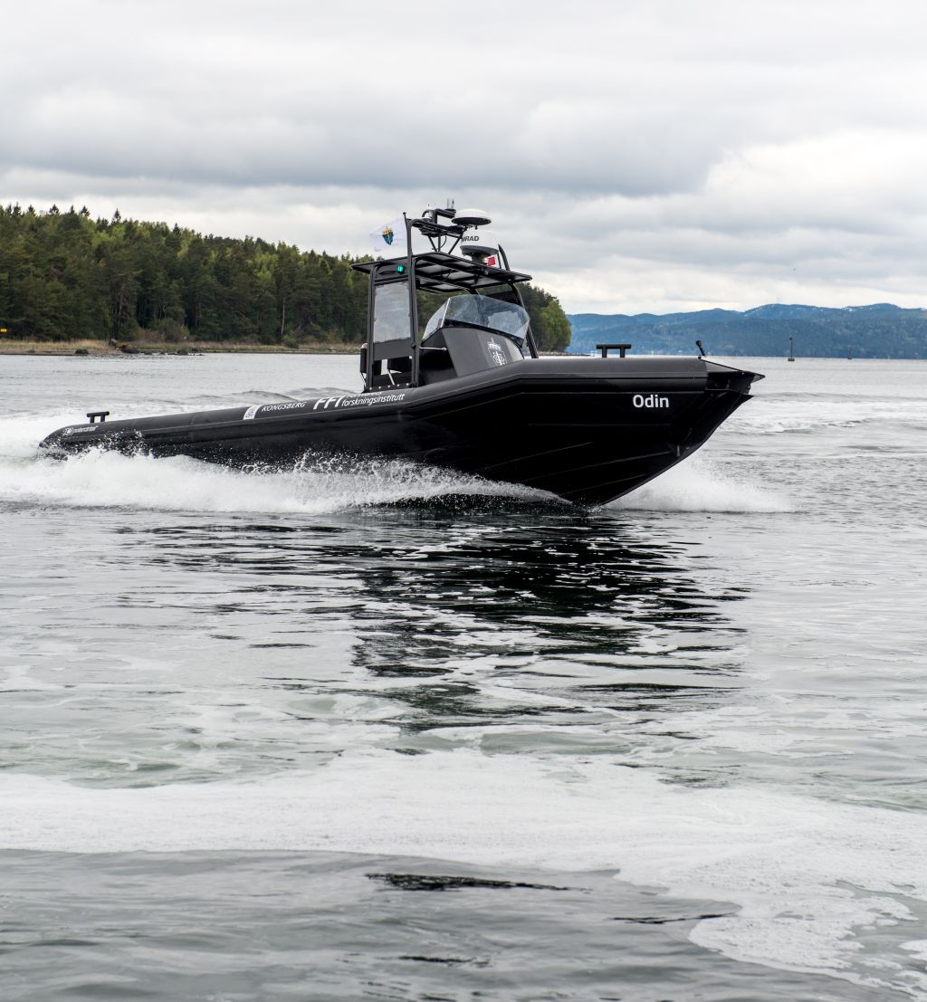 Ubemannet båt kjører på havet