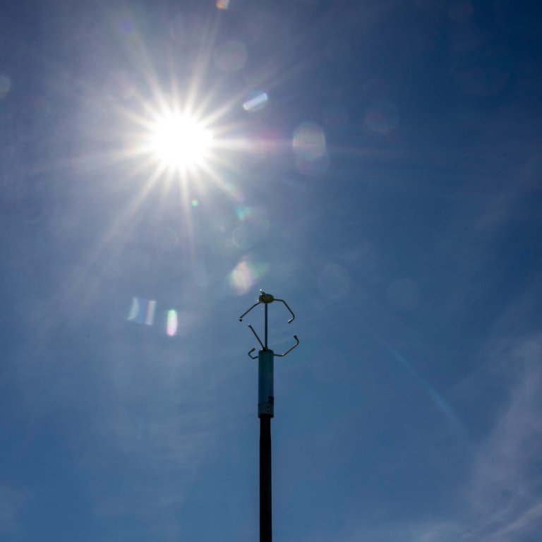 Antenne og en strålende sol.