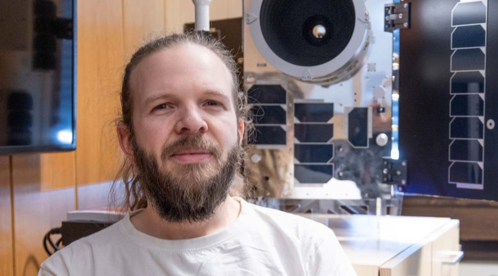  Gard Inge Rosvold med en kopi av NorSat-4-satellitt i bakgrunnen.