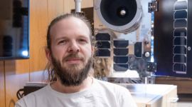  Gard Inge Rosvold med en kopi av NorSat-4-satellitt i bakgrunnen.