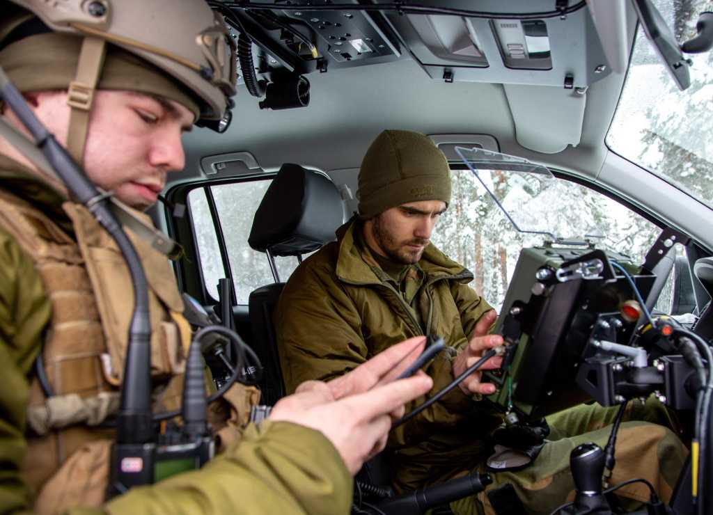 To heimevernssoldater tester nytt taktisk terminal i et kjøretøy.