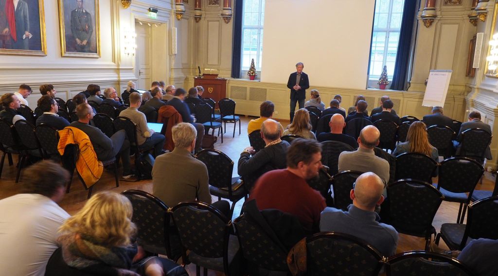 Oversiktsbilde fra en konferanse. mennesker som sitter og følger med på en presentasjon
