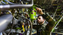 Ein teknikar inspirerar eit fly. 