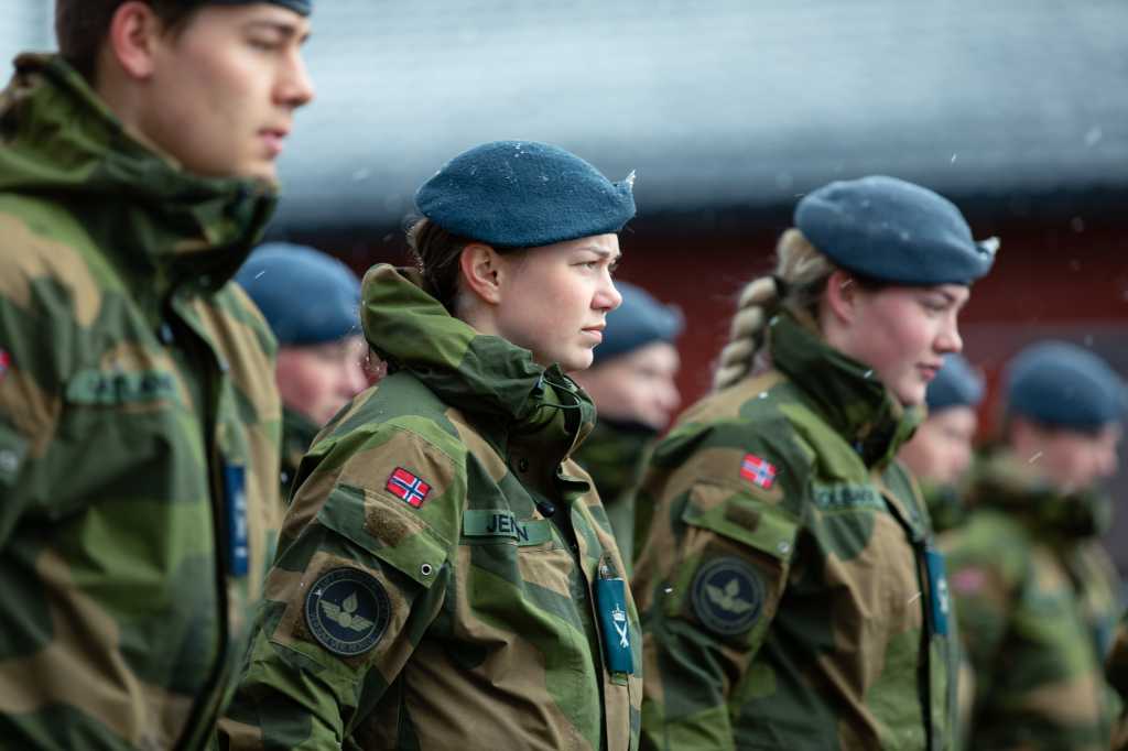 Luftvernsoldater på oppstilling.