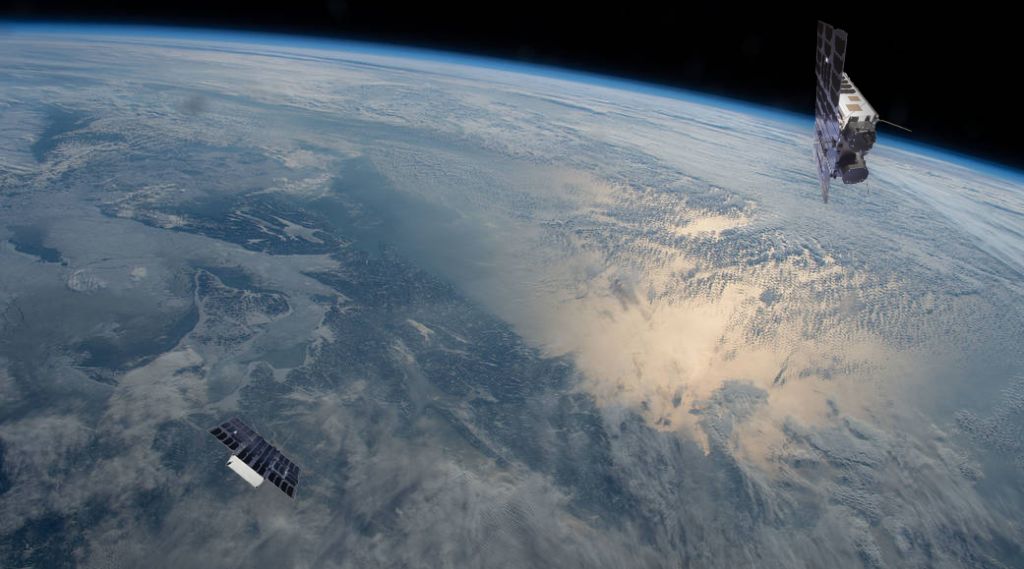 Grafisk fremstilling av tvillingsatellitter i verdensrommet med jorden i bakgrunnen
