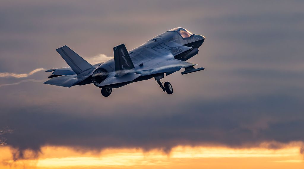 Nærbilde av F-35 skrått fra siden bakfra.
