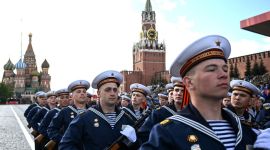 Marinesoldater paraderer nedover den røde plass i Moskva.