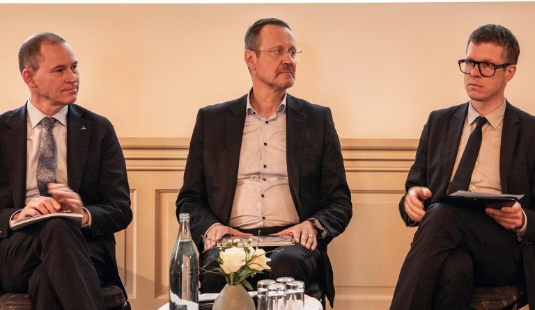 Tre menn i en panelsamtale.