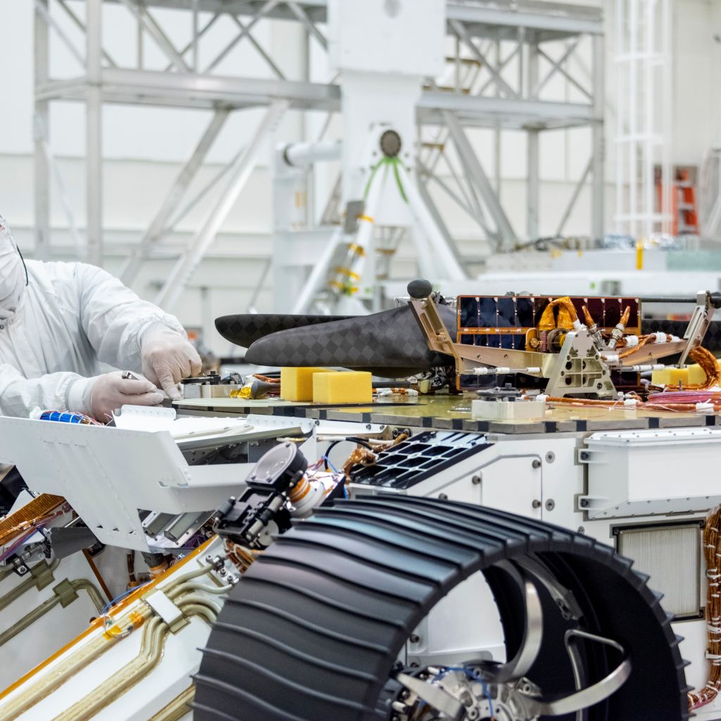 Bilde fra bygging av Mars-roveren Perseverance hos Jet Propulsion Laboratory høsten 2019. 