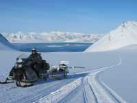 Forsker Mats Jørgen Øyan kjører scooter på en isbre på Svalbard for å teste georadaren Rimfax.