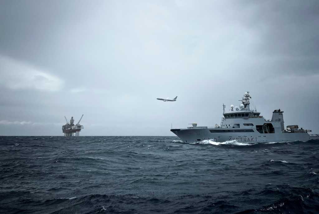 En oljeinstallasjon, et kystvaktskip og overvåkningsflyet P8 Poseidon under øvelsen Nordic Warden sommeren 2024.