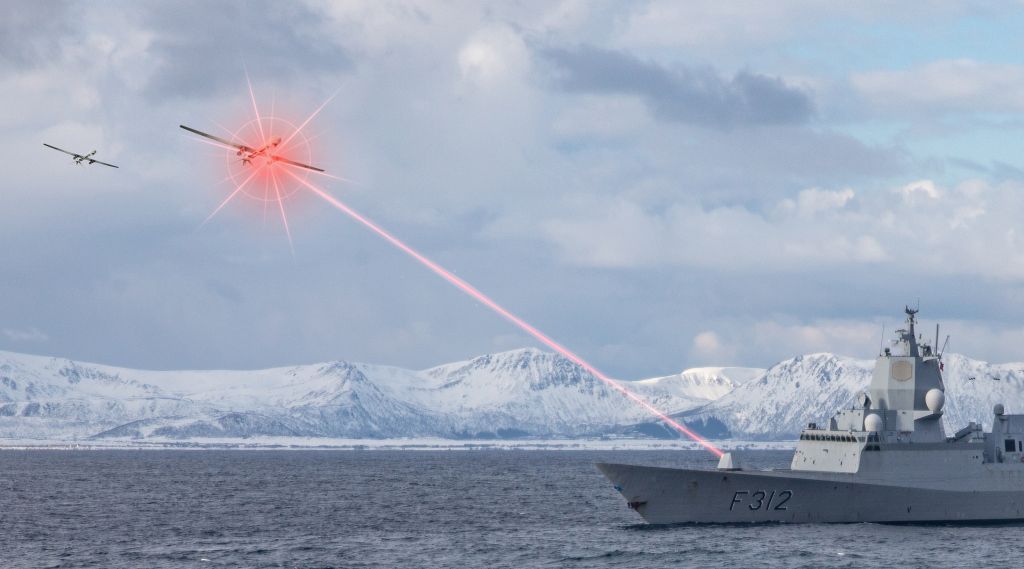Illustrasjon av fregatt som skyter ned drone med laser.