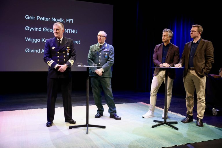 Ekspertpanelet på scenen under FFI-froksten.