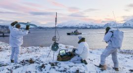 Soldater jobber med drone i vinterlandskap i Nord-Norge