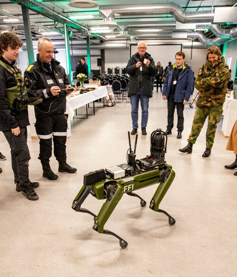 Tolldirektør Øystein Børmer styrer Freke lekende lett, med sjef Elisabeth Gifstad Michelsen i Heimevernet (i feltuniform) som begeistret tilskuer.