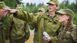 To unge mennesker i uniform