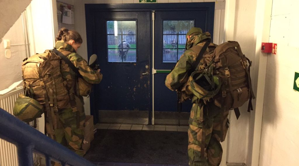 Rekrutter ved Madla på vei ut på marsj.