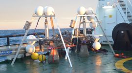 Prøvetakeutstyr til bruk på havbunnen står på ent skipsdekk