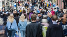Oslo  20180621.
Mange folk som går på Karl Johan.
Foto: Vidar Ruud / NTB scanpix