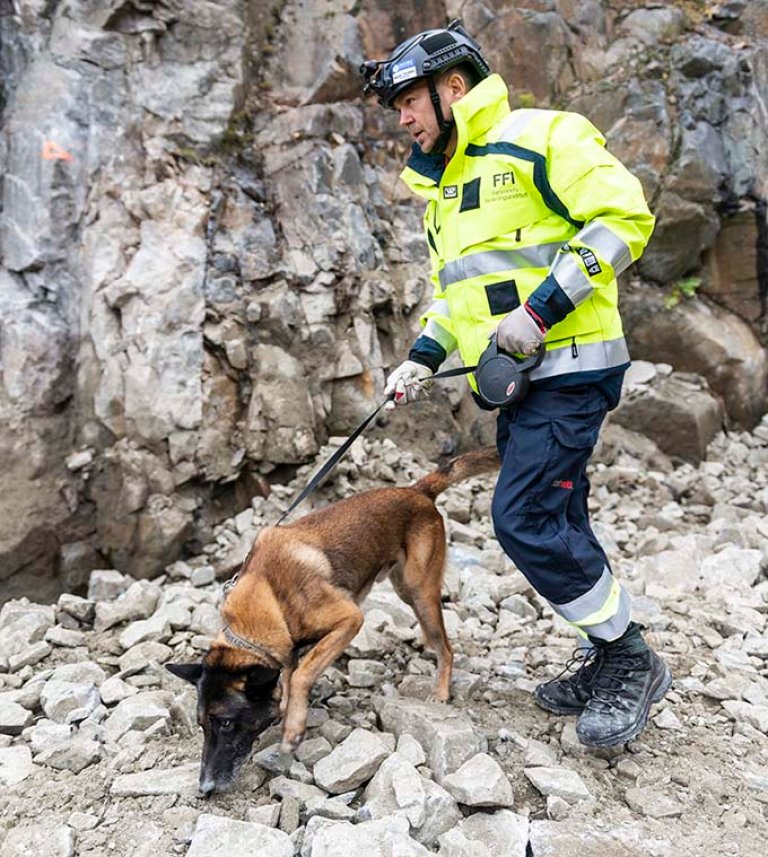 Vegar Falsten med hunden sin i aksjon