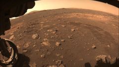 Første bildet av overflaten på Mars tatt av roveren