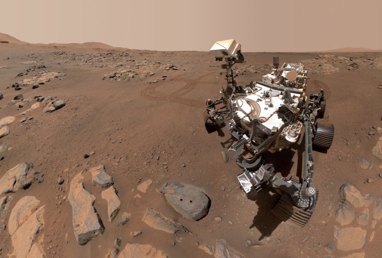 Roveren Perseverance i Mars-landskap
