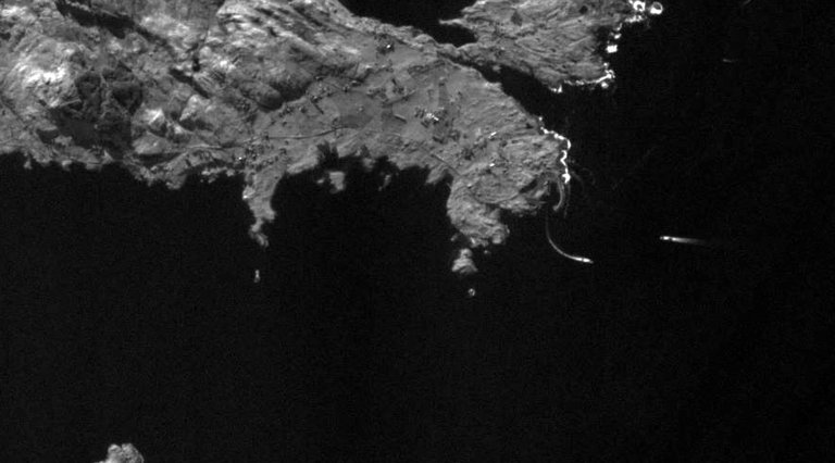 Bilde fra NorSat-4. Viser noen skip ved Stavanger. Bildet er i sort-hvitt.