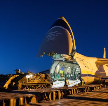 Et Antonov An-124 fly står med tuppen åpen og så kjører en Leopard 2 inn