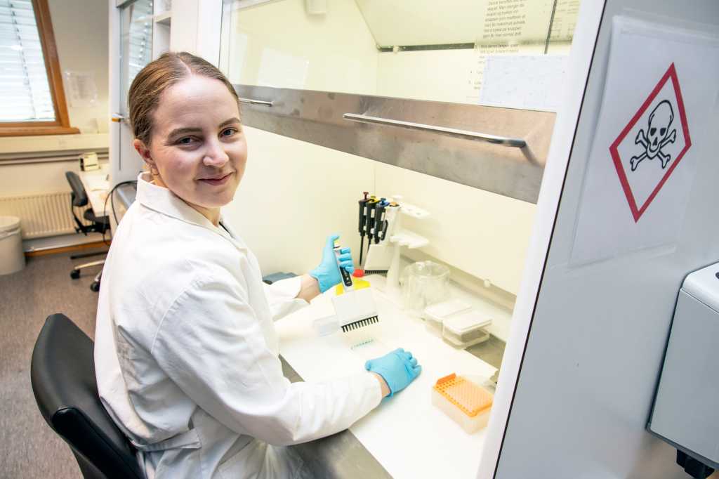 kvinne i laboratorium med prøvetakning