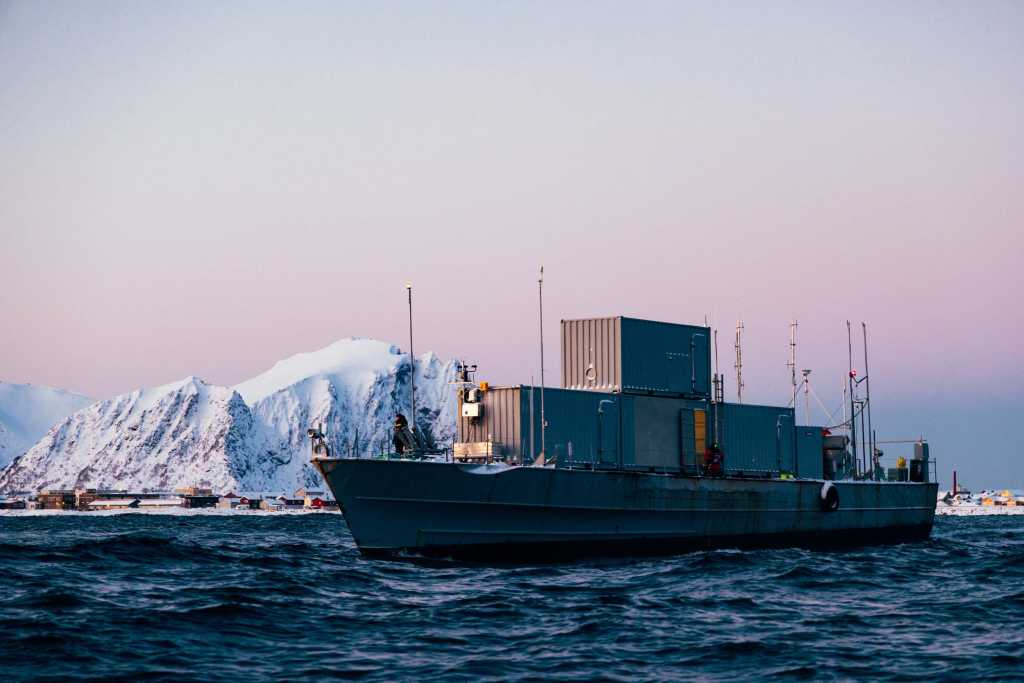 Skip med tre store kontainere og mange antenner. 