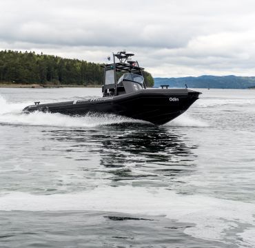 Ubemannet båt kjører på havet