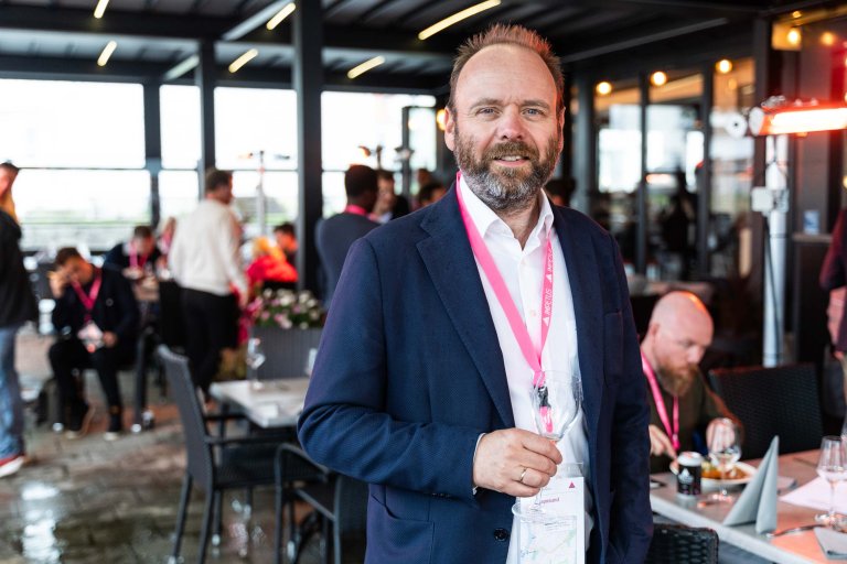 Grønsund Hansen i hvit skjorte og blå dressjakke.