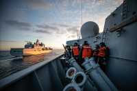 KNM Maud og KNM Thor Heyerdahl under øvelse TG 21-2 i Nord Norge 2021. KNM Maud støtter fregatten KNM Thor Heyerdahl med etterforsyning av drivstoff - RAS (Replenishment at Sea).