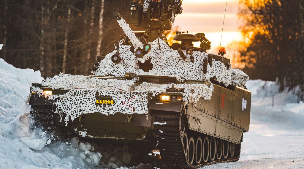 Stormpanservogn i vinterlandskap. Foto