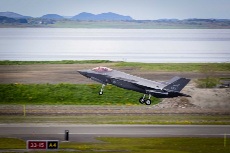 En F-35 tar av fra Ørland flystasjon. Flyet har fortsatt understellet ute.